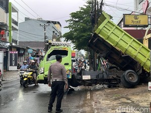 Truk Angkut Pasir Terguling-Timpa Brio di Rappocini Makassar, Lalin Tersendat