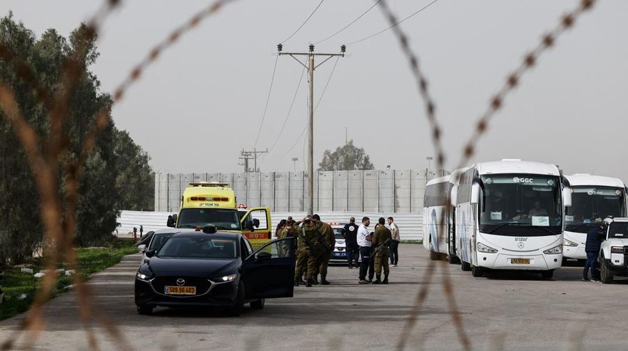 Warga Palestina menyeberang melalui penyeberangan Kerem Shalom dari Gaza ke Israel dalam perjalanan keluar dari Jalur Gaza, Senin (2/2/2026). (REUTERS/Amir Cohen)