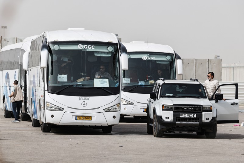 Warga Palestina menyeberang melalui penyeberangan Kerem Shalom dari Gaza ke Israel dalam perjalanan keluar dari Jalur Gaza, Senin (2/2/2026). (REUTERS/Amir Cohen)