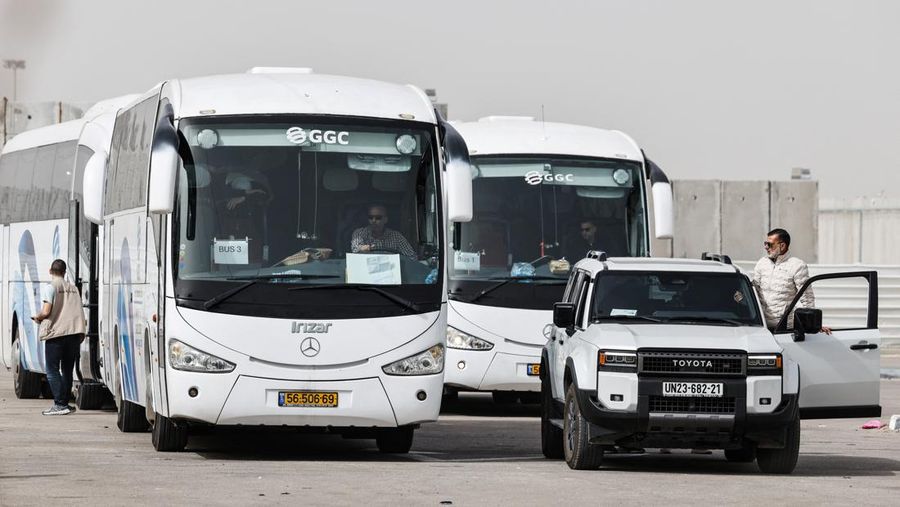 Warga Palestina menyeberang melalui penyeberangan Kerem Shalom dari Gaza ke Israel dalam perjalanan keluar dari Jalur Gaza, Senin (2/2/2026). (REUTERS/Amir Cohen)