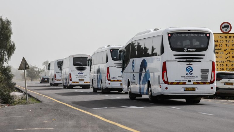 Warga Palestina menyeberang melalui penyeberangan Kerem Shalom dari Gaza ke Israel dalam perjalanan keluar dari Jalur Gaza, Senin (2/2/2026). (REUTERS/Amir Cohen)