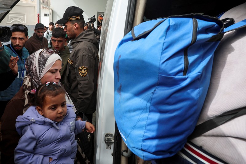 Warga Palestina menyeberang melalui penyeberangan Kerem Shalom dari Gaza ke Israel dalam perjalanan keluar dari Jalur Gaza, Senin (2/2/2026). (REUTERS/Amir Cohen)