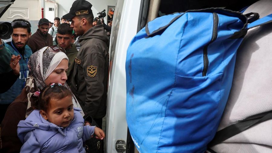 Warga Palestina menyeberang melalui penyeberangan Kerem Shalom dari Gaza ke Israel dalam perjalanan keluar dari Jalur Gaza, Senin (2/2/2026). (REUTERS/Amir Cohen)