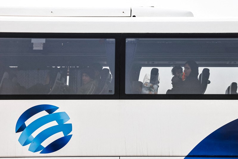 Warga Palestina menyeberang melalui penyeberangan Kerem Shalom dari Gaza ke Israel dalam perjalanan keluar dari Jalur Gaza, Senin (2/2/2026). (REUTERS/Amir Cohen)