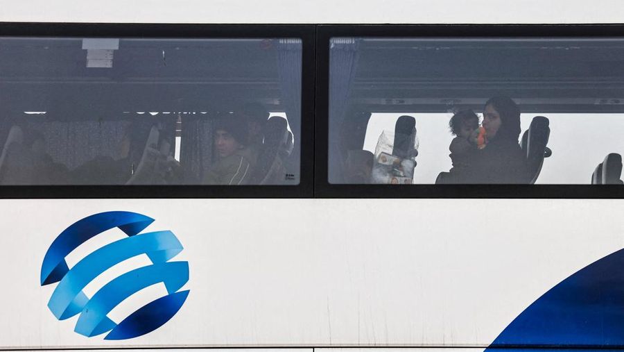 Warga Palestina menyeberang melalui penyeberangan Kerem Shalom dari Gaza ke Israel dalam perjalanan keluar dari Jalur Gaza, Senin (2/2/2026). (REUTERS/Amir Cohen)