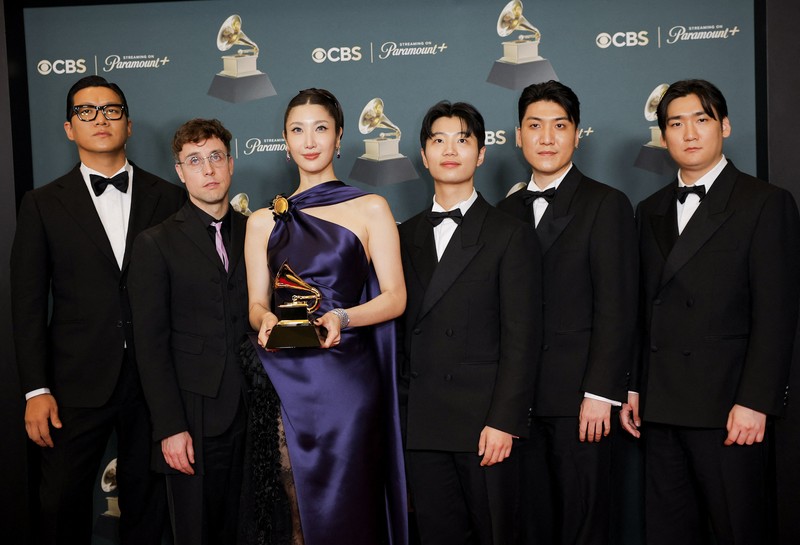 Olivia Dean berpose dengan penghargaan Artis Pendatang Baru Terbaik selama Grammy Awards ke-68 di Los Angeles, California, AS, 1 Februari 2026. (REUTERS/Mike Blake)