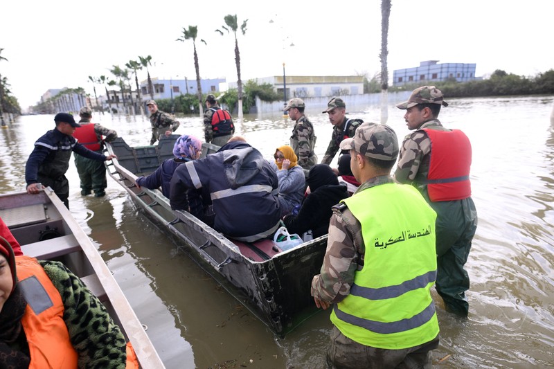Angkatan Bersenjata Kerajaan dan otoritas sipil bekerja sama untuk mengatasi risiko banjir di tengah naiknya permukaan air di Sungai Loukkos, di Ksar El Kebir, Maroko, 2 Februari 2026. (Moroccan authorities/Handout via REUTERS)