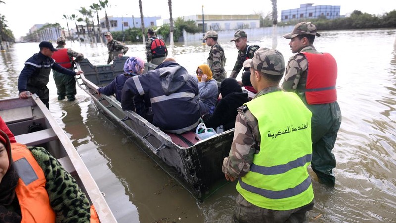 Angkatan Bersenjata Kerajaan dan otoritas sipil bekerja sama untuk mengatasi risiko banjir di tengah naiknya permukaan air di Sungai Loukkos, di Ksar El Kebir, Maroko, 2 Februari 2026. (Moroccan authorities/Handout via REUTERS)