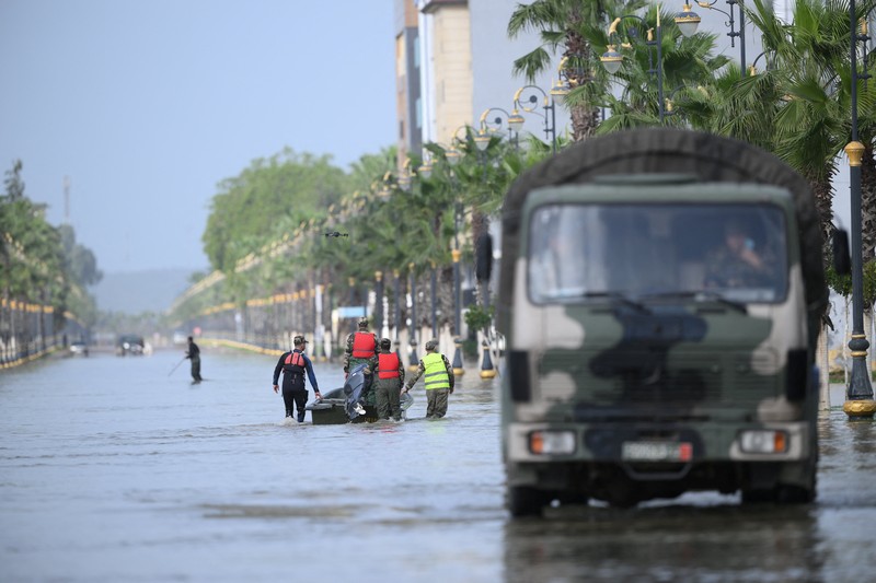 Angkatan Bersenjata Kerajaan dan otoritas sipil bekerja sama untuk mengatasi risiko banjir di tengah naiknya permukaan air di Sungai Loukkos, di Ksar El Kebir, Maroko, 2 Februari 2026. (Moroccan authorities/Handout via REUTERS)