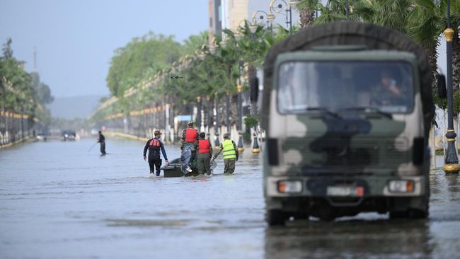 Potret Banjir Tenggelamkan Separuh Kota, 50 Ribu Warga Dievakuasi
