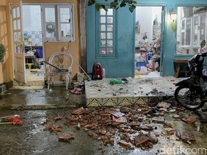 Paniknya Warga Surabaya Saat Atap Rumah Disapu Angin Kencang