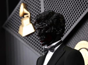 Video: Gaya DJ Gesaffelstein Tampil Pakai Masker Full Face di Grammy