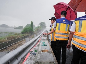 Antisipasi Banjir Meluap, BBWS C3 Bangun Tanggul di Km 50 Tol Merak