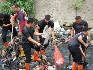 Jalankan Perintah Presiden, Brimob Polda Sumut Turun ke Sungai Bersihkan Sampah