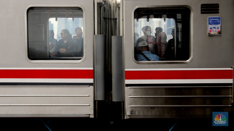 Commuter Line melintas di Kawasan Stasiun Manggarai, Jakarta, Selasa (3/2/2026). (CNBC Iindonesia/Muhammad Sabki)
