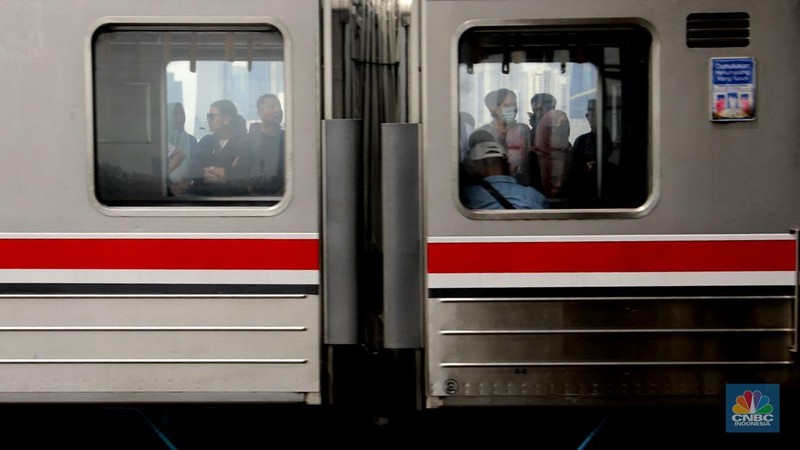Commuter Line melintas di Kawasan Stasiun Manggarai, Jakarta, Selasa (3/2/2026). (CNBC Iindonesia/Muhammad Sabki)