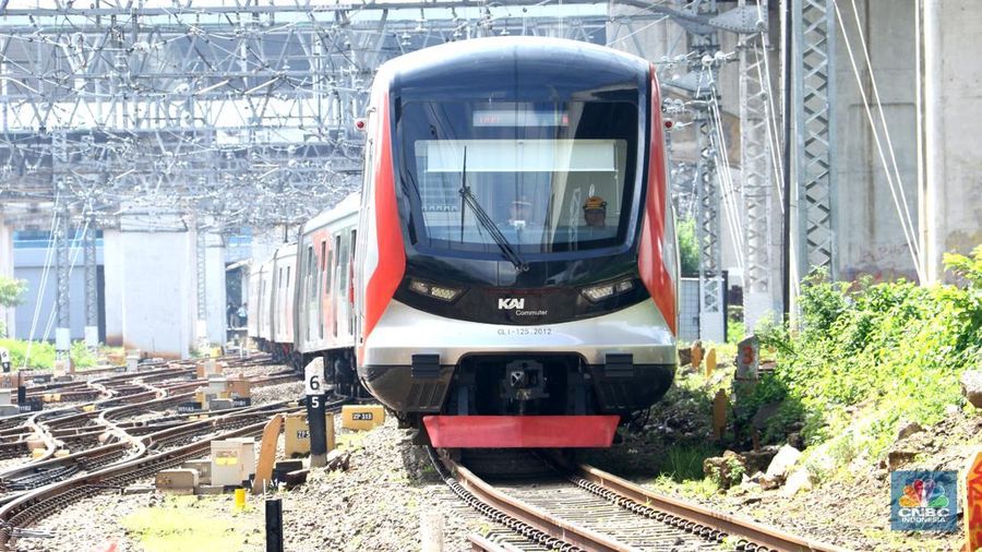 Commuter Line melintas di Kawasan Stasiun Manggarai, Jakarta, Selasa (3/2/2026). (CNBC Iindonesia/Muhammad Sabki)