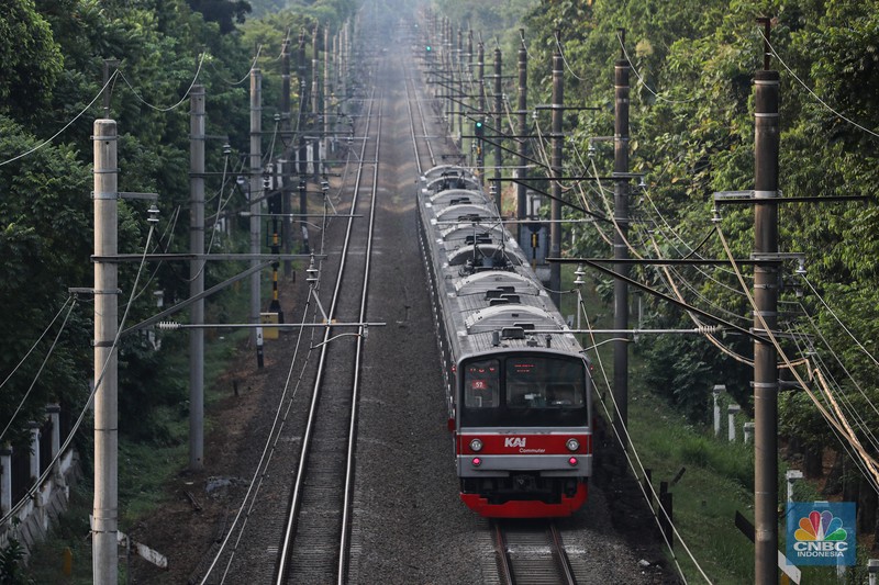 Commuter Line melintas di Kawasan Stasiun Manggarai, Jakarta, Selasa (3/2/2026). (CNBC Iindonesia/Muhammad Sabki)