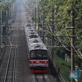 Commuter Line melintas di Kawasan Stasiun Manggarai, Jakarta, Selasa (3/2/2026). (CNBC Iindonesia/Muhammad Sabki)