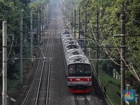 Commuter Line melintas di Kawasan Stasiun Manggarai, Jakarta, Selasa (3/2/2026). (CNBC Iindonesia/Muhammad Sabki)