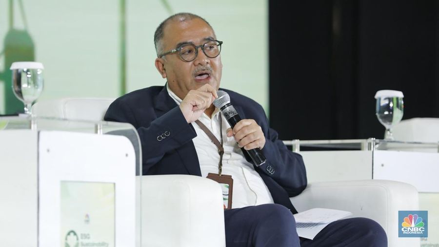 Deputi Pengendalian Perubahan Iklim dan Tata Kelola Nilai Ekonomi Karbon Kementerian Lingkungan Hidup, Ary Sudijanto menyampaikan pemaparan dalam acara ESG Sutainability Forum 2026 di Jakarta, Selasa (3/2/2026). (CNBC Indonesia Tri Susilo)