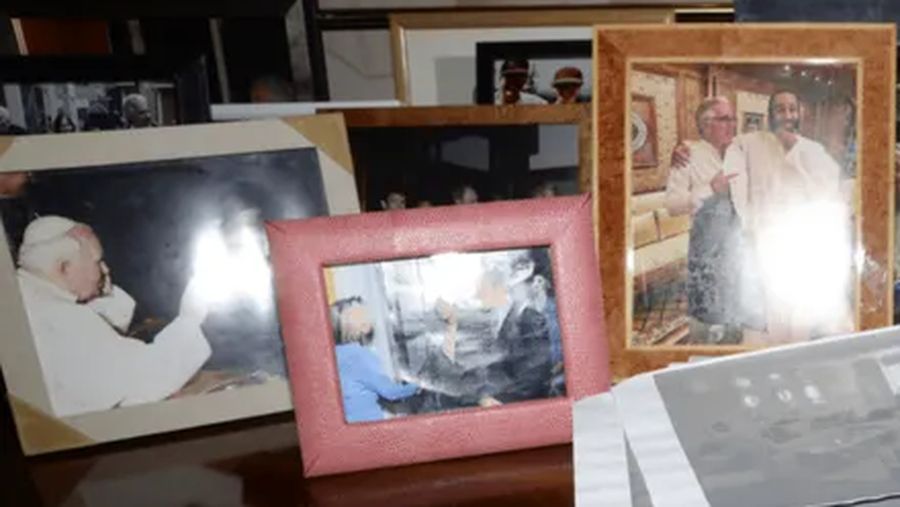 Bukti foto yang dirilis Departemen Kehakiman AS menunjukkan mantan presiden Bill Clinton hingga Michael Jackson bagian dari social circle penjahat seks Jeffrey Epstein. (via REUTERS/U.S. Justice Department)