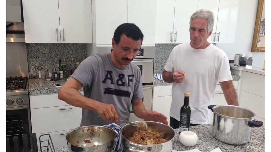 Bukti foto yang dirilis Departemen Kehakiman AS menunjukkan mantan presiden Bill Clinton hingga Michael Jackson bagian dari social circle penjahat seks Jeffrey Epstein. (via REUTERS/U.S. Justice Department)