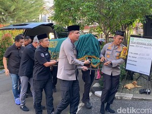 Isak Tangis Keluarga Sambut Jenazah Eyang Meri Hoegeng di Rumah Duka Depok