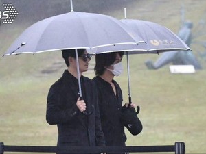 Momen Jerry Yan & Vic Chou Kunjungi Makam Barbie Hsu Setahun Setelah Meninggal