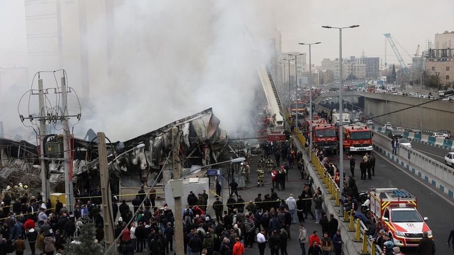 Kebakaran di Pasar Janat Abad di Teheran, Iran, Selasa (3/2/2026). (Majid Asgaripour/WANA via REUTERS)