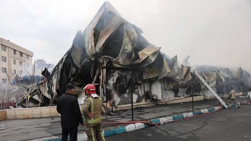 Kebakaran di Pasar Janat Abad di Teheran, Iran, Selasa (3/2/2026). (Majid Asgaripour/WANA via REUTERS)