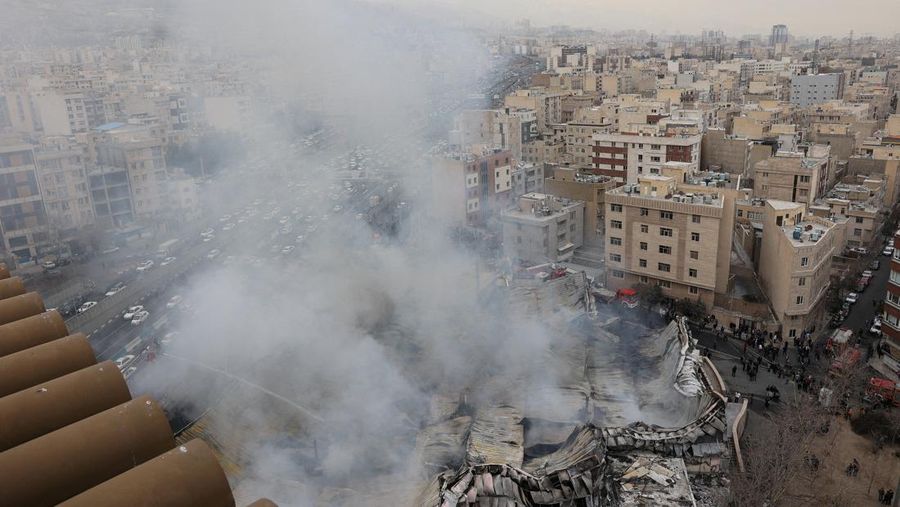 Kebakaran di Pasar Janat Abad di Teheran, Iran, Selasa (3/2/2026). (Majid Asgaripour/WANA via REUTERS)