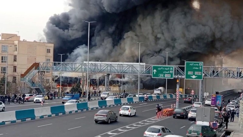 Kebakaran di Pasar Janat Abad di Teheran, Iran, Selasa (3/2/2026). (Majid Asgaripour/WANA via REUTERS)