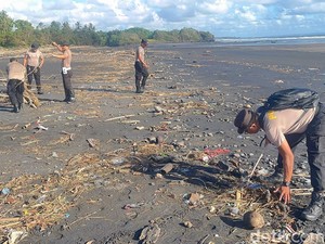 Polsek Kerambitan dan Warga Bersih-bersih Pantai Kelating Usai Disorot Presiden