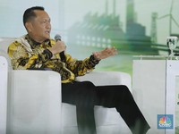 Ketua Komisi XII DPR RI, Bambang Patijaya menyampaikan pemaparan dalam acara ESG Sutainability Forum 2026 di Jakarta, Selasa (3/2/2026). (CNBC Indonesia Tri Susilo)