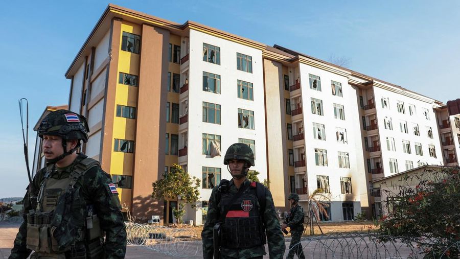 Kompleks penipuan di dekat perbatasan Chong Chom-O&rsquo;Smach antara Thailand dan Kamboja di sepanjang wilayah perbatasan yang disengketakan di Oddar Meanchey, Kamboja, Senin (2/2/2026). (REUTERS/Chalinee Thirasupa)