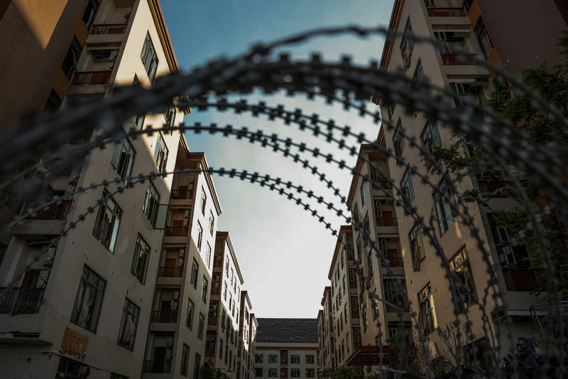 Kompleks penipuan di dekat perbatasan Chong Chom-O&rsquo;Smach antara Thailand dan Kamboja di sepanjang wilayah perbatasan yang disengketakan di Oddar Meanchey, Kamboja, Senin (2/2/2026). (REUTERS/Chalinee Thirasupa)