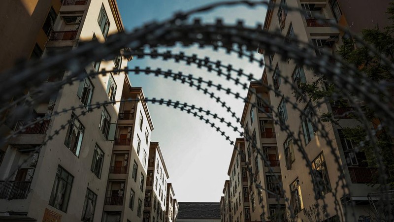 Kompleks penipuan di dekat perbatasan Chong Chom-O&rsquo;Smach antara Thailand dan Kamboja di sepanjang wilayah perbatasan yang disengketakan di Oddar Meanchey, Kamboja, Senin (2/2/2026). (REUTERS/Chalinee Thirasupa)