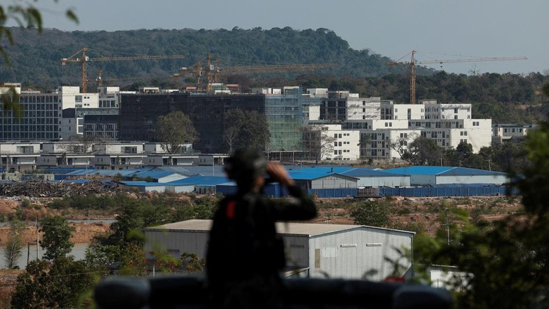 Kompleks penipuan di dekat perbatasan Chong Chom-O&rsquo;Smach antara Thailand dan Kamboja di sepanjang wilayah perbatasan yang disengketakan di Oddar Meanchey, Kamboja, Senin (2/2/2026). (REUTERS/Chalinee Thirasupa)
