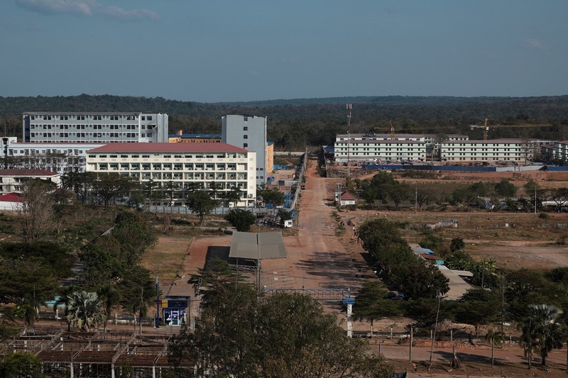 Kompleks penipuan di dekat perbatasan Chong Chom-O&rsquo;Smach antara Thailand dan Kamboja di sepanjang wilayah perbatasan yang disengketakan di Oddar Meanchey, Kamboja, Senin (2/2/2026). (REUTERS/Chalinee Thirasupa)