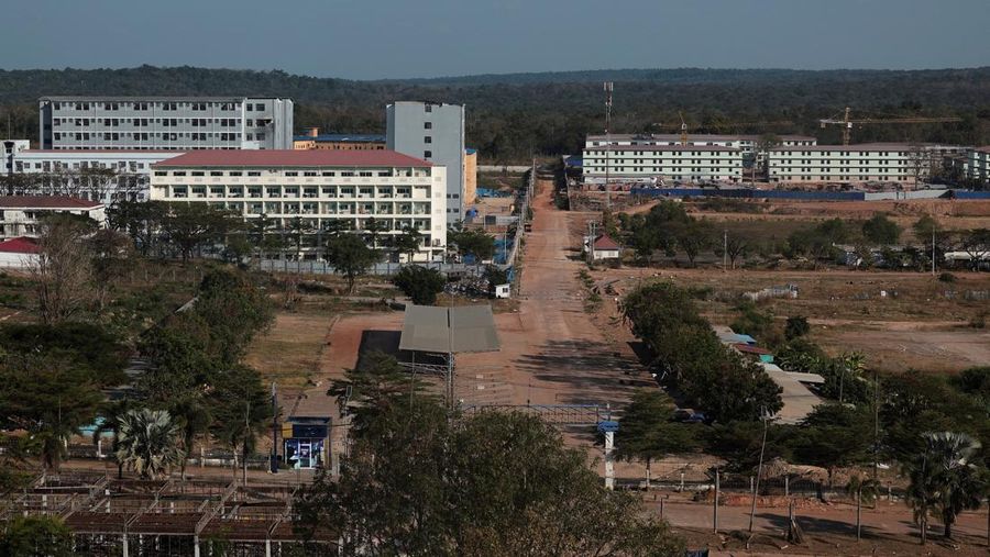 Kompleks penipuan di dekat perbatasan Chong Chom-O&rsquo;Smach antara Thailand dan Kamboja di sepanjang wilayah perbatasan yang disengketakan di Oddar Meanchey, Kamboja, Senin (2/2/2026). (REUTERS/Chalinee Thirasupa)