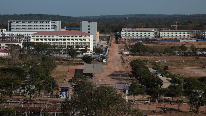 Kompleks penipuan di dekat perbatasan Chong Chom-O&rsquo;Smach antara Thailand dan Kamboja di sepanjang wilayah perbatasan yang disengketakan di Oddar Meanchey, Kamboja, Senin (2/2/2026). (REUTERS/Chalinee Thirasupa)