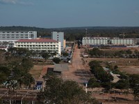 Kompleks penipuan di dekat perbatasan Chong Chom-O’Smach antara Thailand dan Kamboja di sepanjang wilayah perbatasan yang disengketakan di Oddar Meanchey, Kamboja, Senin (2/2/2026). (REUTERS/Chalinee Thirasupa)