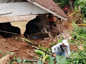 Lansia di Ciamis Tewas Tertimbun Longsor Tebing Kolam Ikan