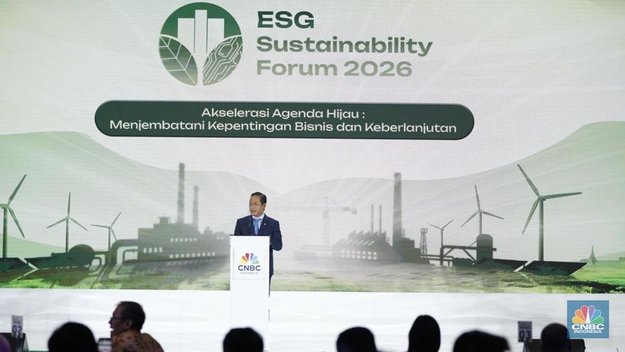 Menteri Lingkungan Hidup, Hanif Faisol Nurofiq menyampaikan pidato utama dalam acara ESG Sutainability Forum 2026 di Jakarta, Selasa (3/2/2026). (CNBC Indonesia Tri Susilo)