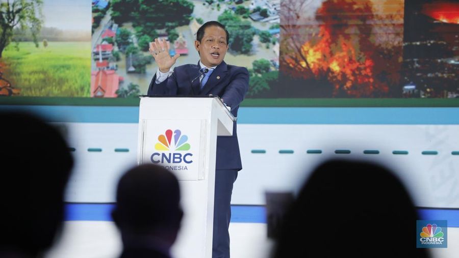 Menteri Lingkungan Hidup, Hanif Faisol Nurofiq menyampaikan pidato utama dalam acara ESG Sutainability Forum 2026 di Jakarta, Selasa (3/2/2026). (CNBC Indonesia Tri Susilo)