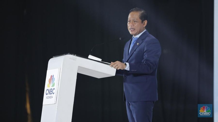 Menteri Lingkungan Hidup, Hanif Faisol Nurofiq menyampaikan pidato utama dalam acara ESG Sutainability Forum 2026 di Jakarta, Selasa (3/2/2026). (CNBC Indonesia Tri Susilo)