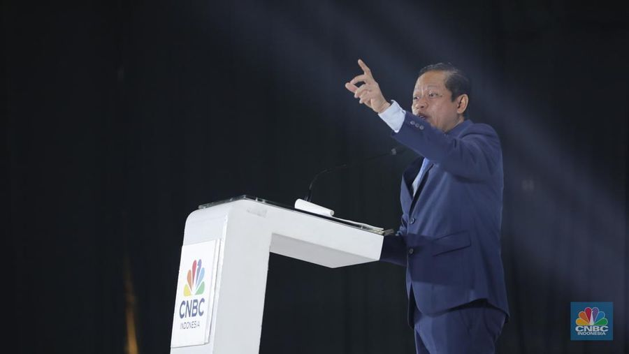 Menteri Lingkungan Hidup, Hanif Faisol Nurofiq menyampaikan pidato utama dalam acara ESG Sutainability Forum 2026 di Jakarta, Selasa (3/2/2026). (CNBC Indonesia Tri Susilo)