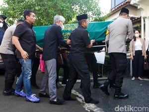 Video Jenazah Eyang Meri Hoegeng Tiba di Rumah Duka di Depok