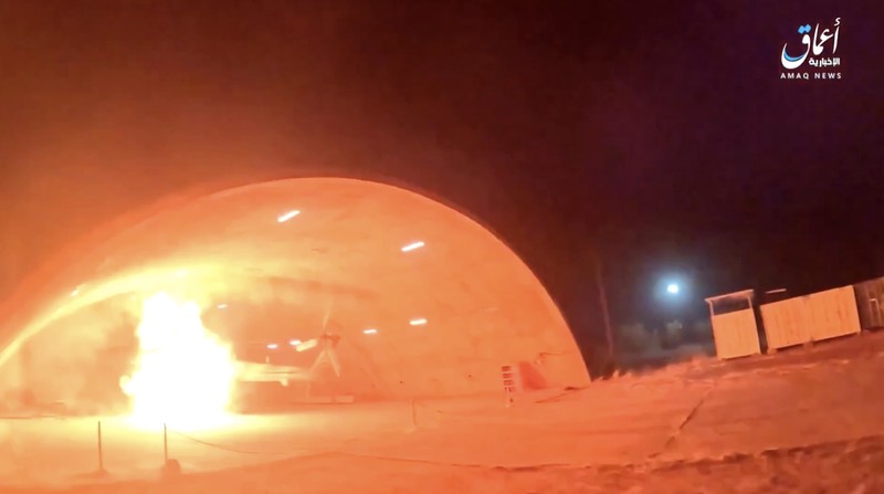 Militan ISIS meledakkan bom dan berkeliaran di antara pesawat penumpang selama serangan di bandara internasional utama Niger, menurut rekaman yang dirilis oleh kantor berita Amaq milik kelompok tersebut. (Tangkapan Layar Video Reuters/AMAQ NEWS AGENCY)